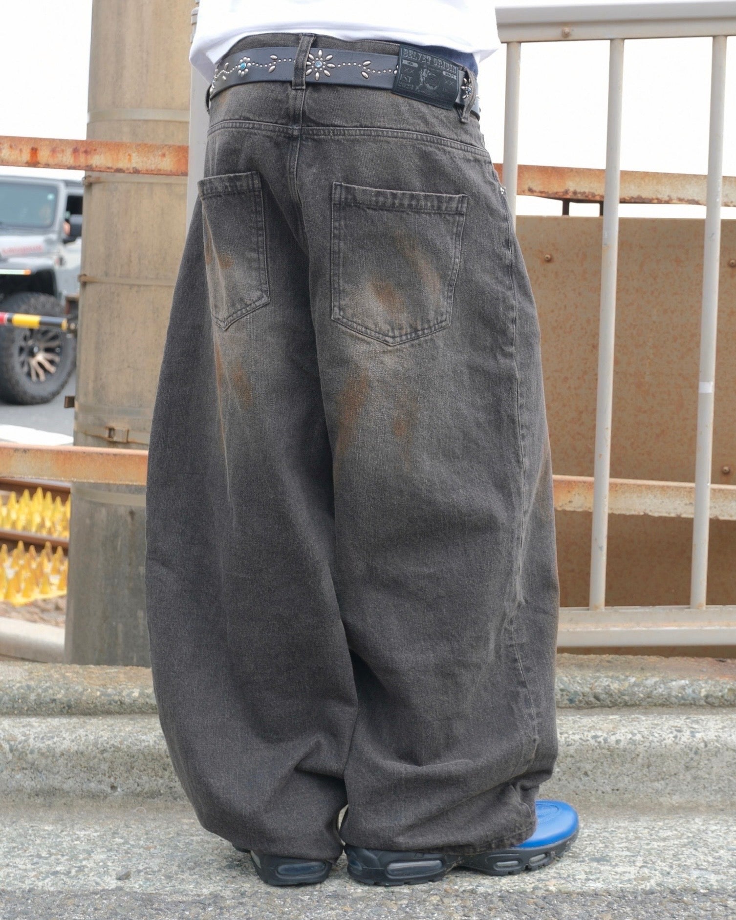 Mud-Washed Baggy Denim – BELVET