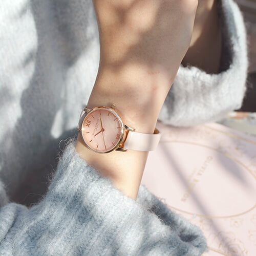 オリビア・バートン」より、⽂字盤にローズクォーツを採⽤した