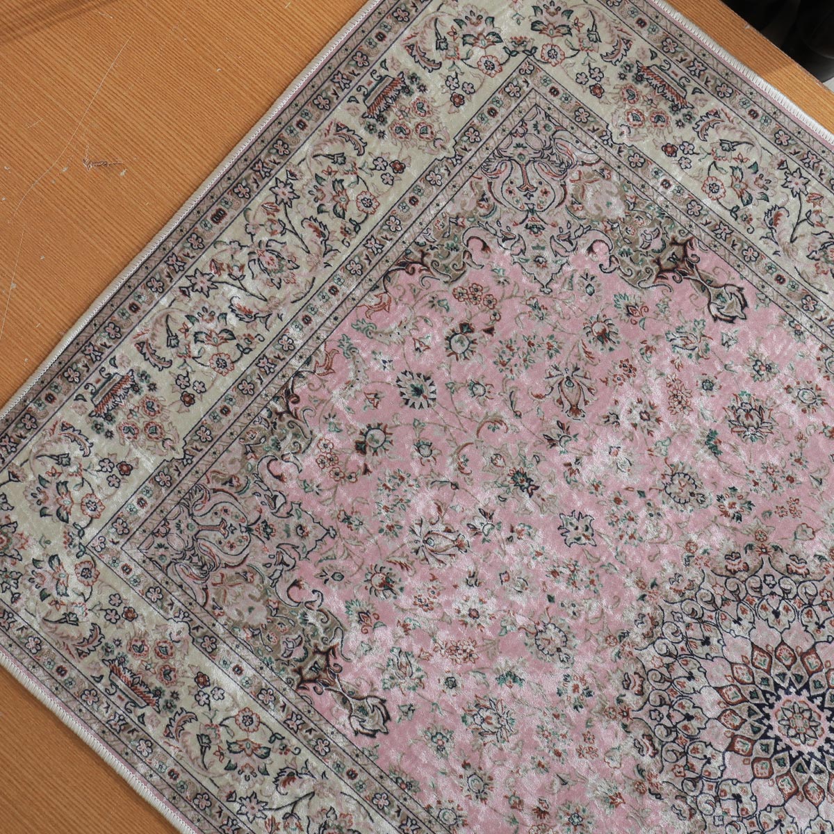 憧れのペルシャ絨毯柄をお手頃価格で。洗濯機で洗えるメダリオンマット