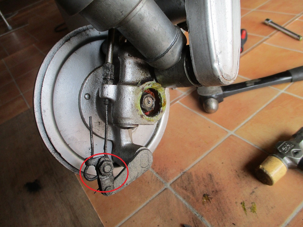 ベスパ50S フロントブレーキ シュー交換 - はちまるブログ