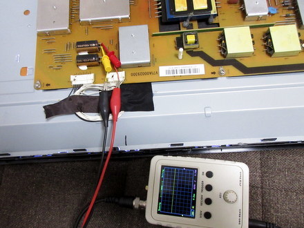 東芝製液晶テレビ、REGZA 55Z8 の画面ブラックアウトの修理 （分解と