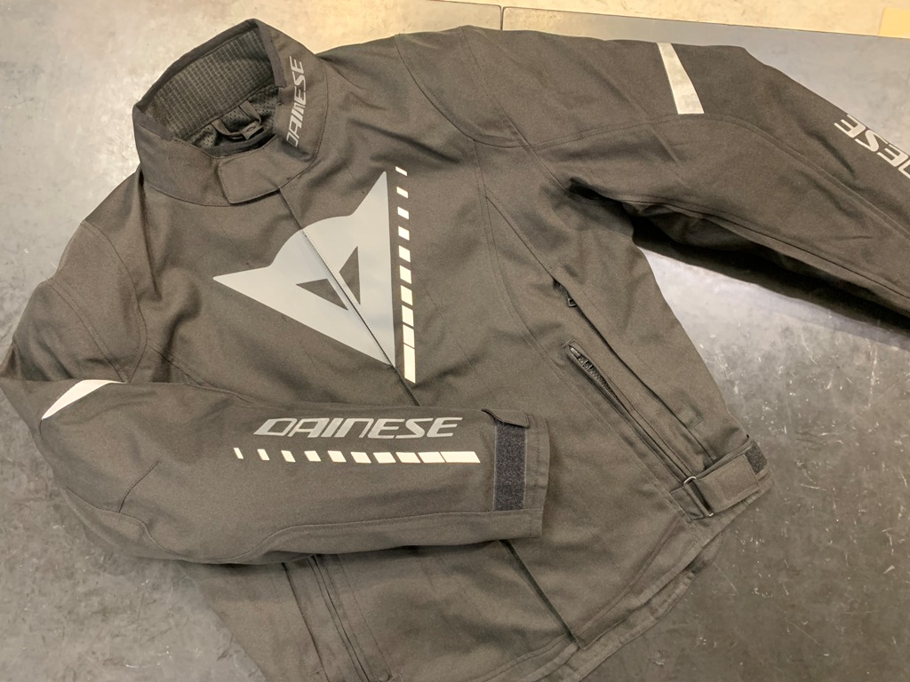 冬でもスポーティに防水ジャケット『VELOCE D-Dry® JACKET』