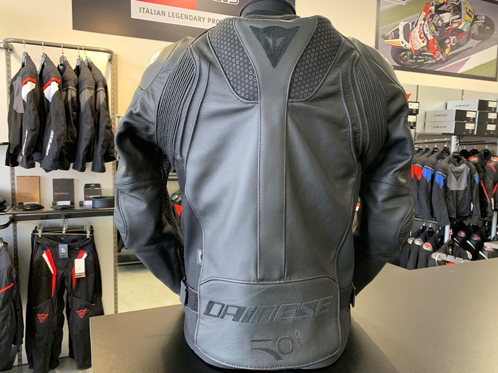 ダイネーゼ50周年を祝うプレミアムな一着が登場！