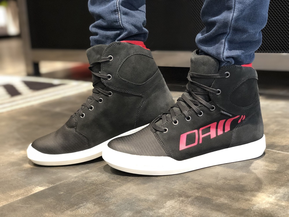 突然の雨でもノープロブレム！防水シューズの人気2モデルをご紹介！