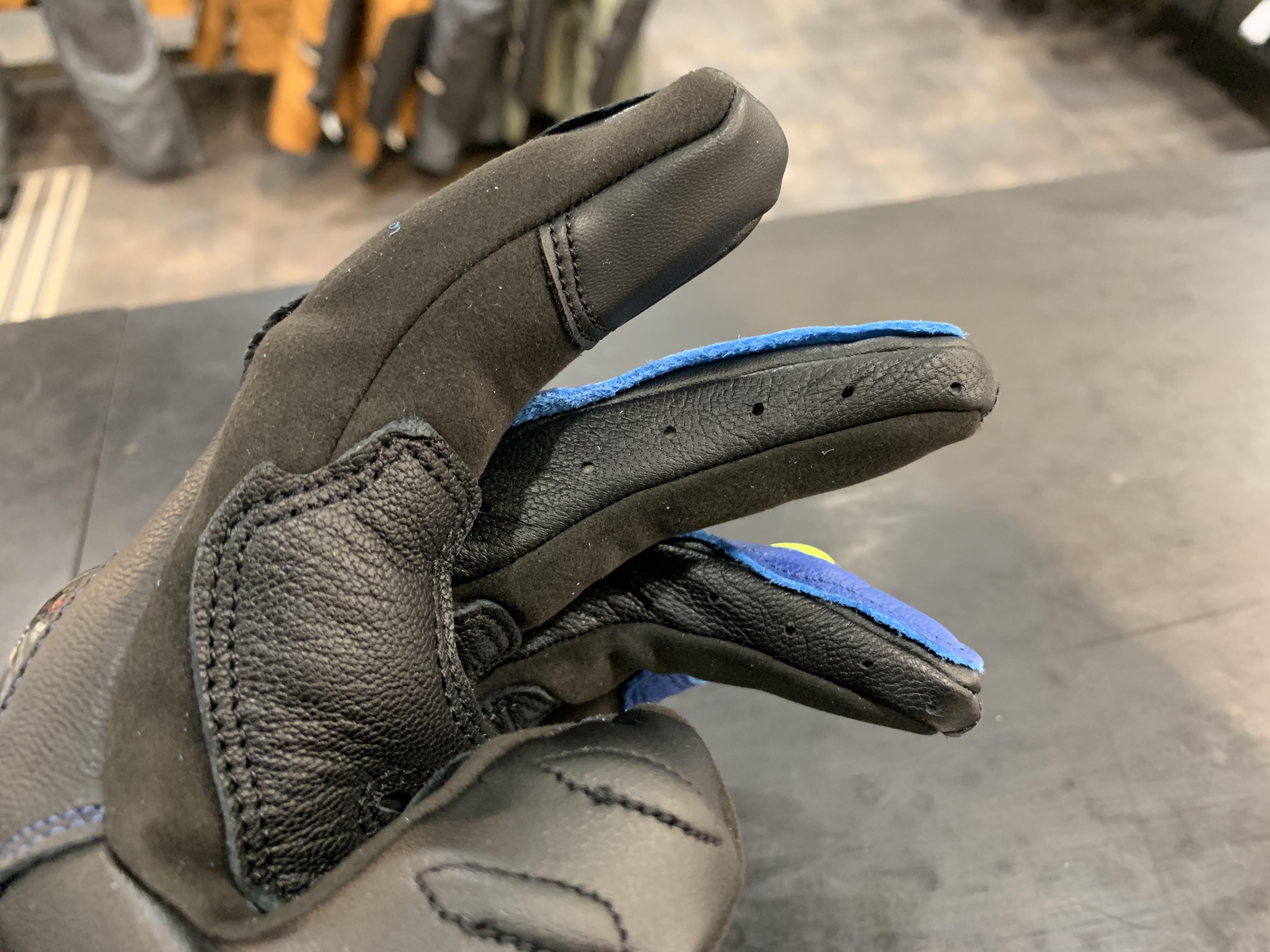 高い安全性と手元を華やかにするショートレザーグローブ