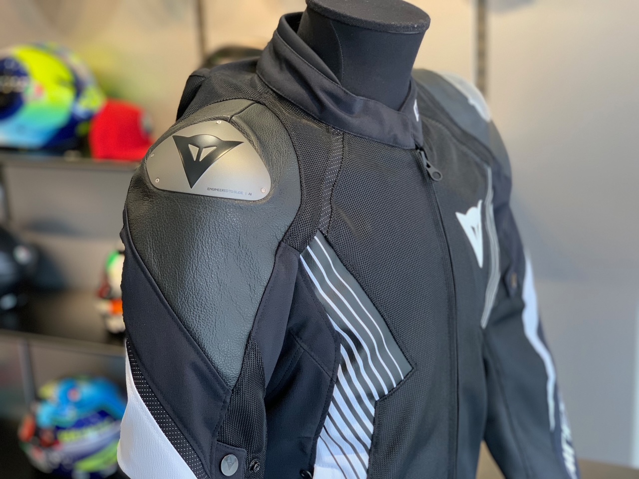 新素材を採用した最新フラッグシップ3シーズンジャケット【SUPER RIDER