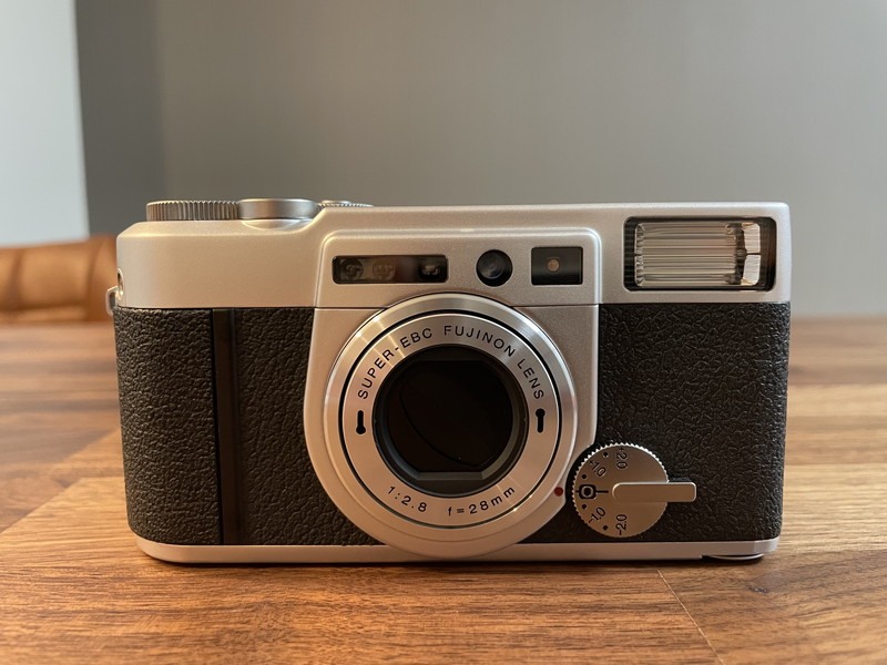 フジフイルムの高級コンパクトカメラ「クラッセW」 – カメトリ