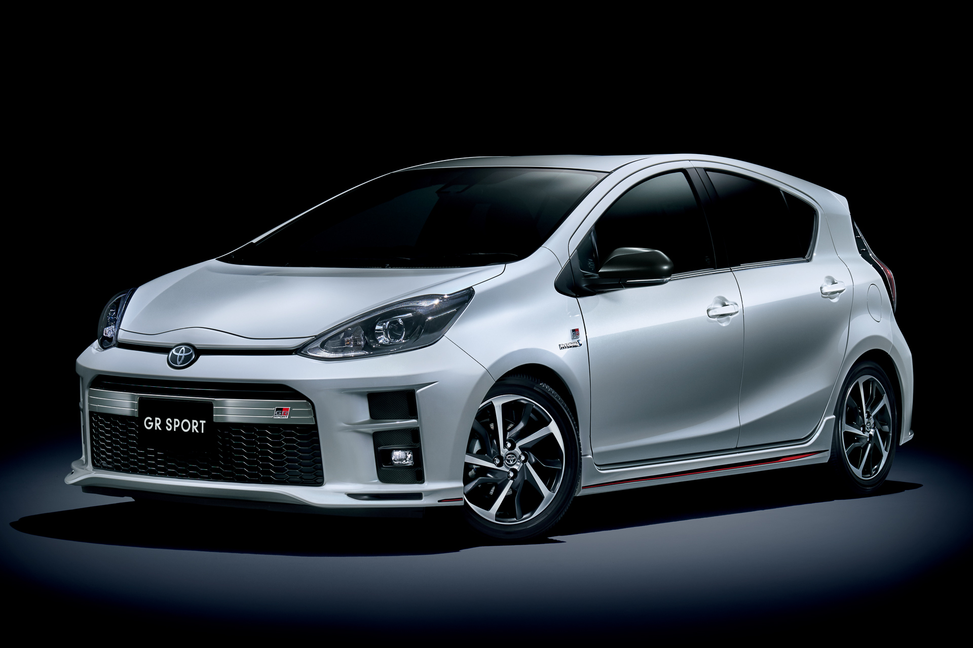 トヨタ、「アクア」を一部改良。装備充実や新色「セメント