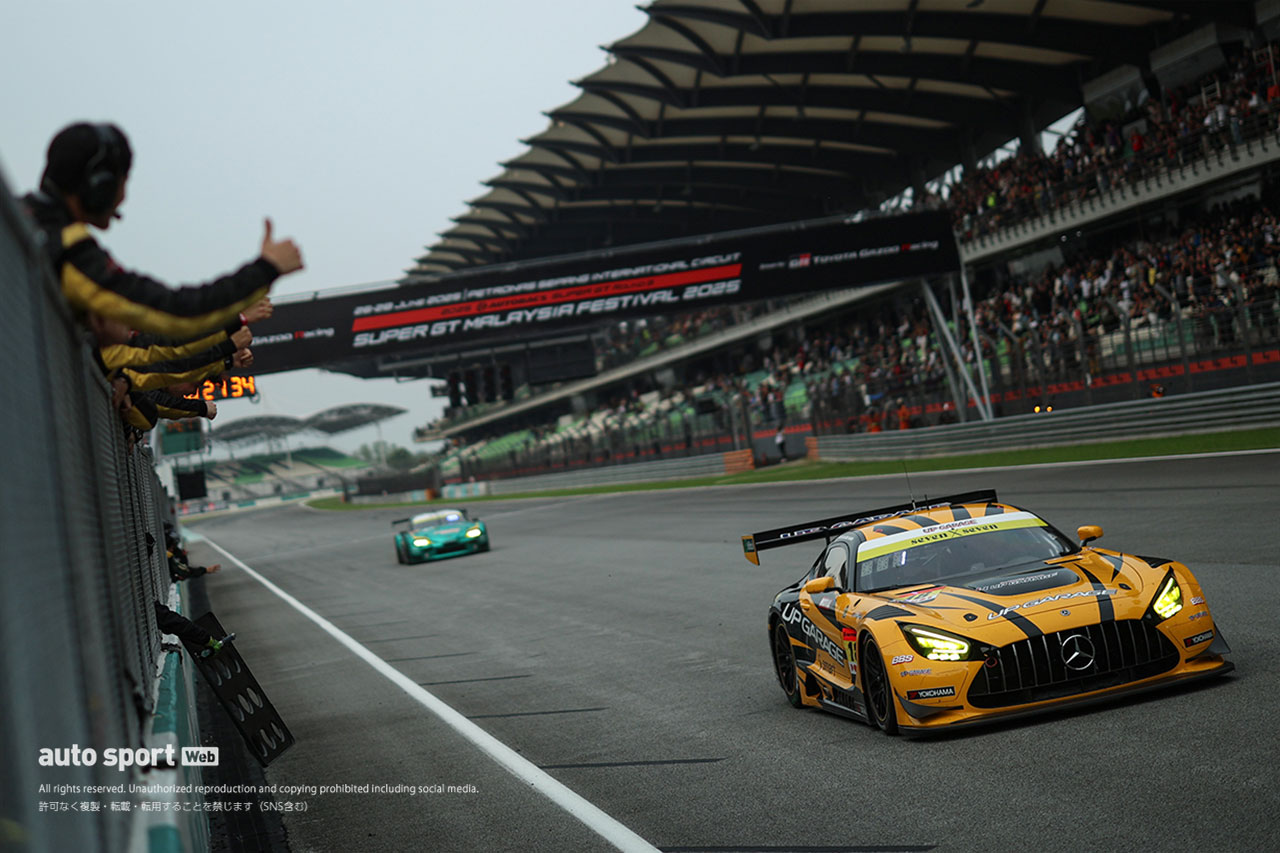 最後は0.9秒差。UPGARAGE AMGがチーム初ポール・トゥ・ウインで2年ぶり