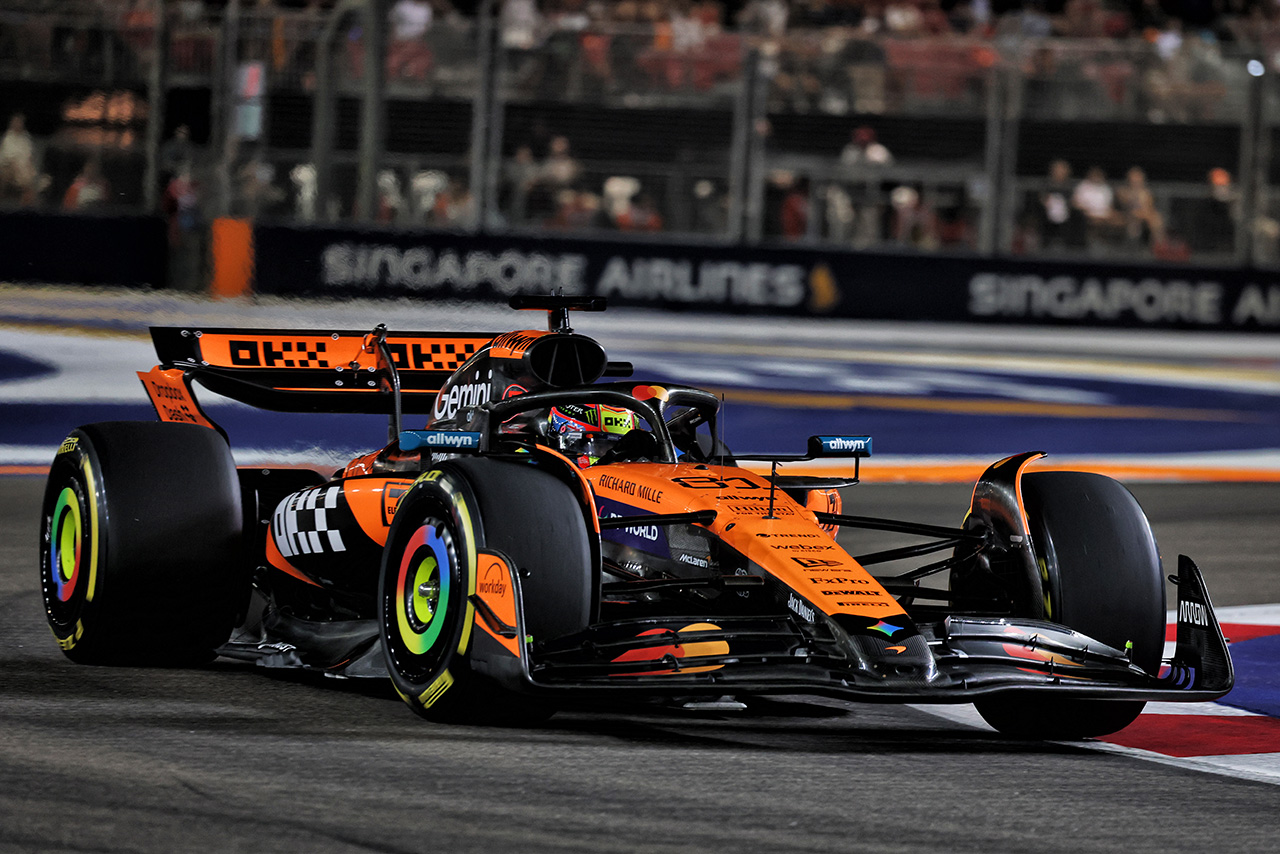 初日トップはピアストリ、僅差の2番手に新人ハジャーが続く。2度の赤旗