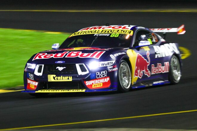 佐藤琢磨インディ500】こだわりすぎて、ステアリングのトレンド