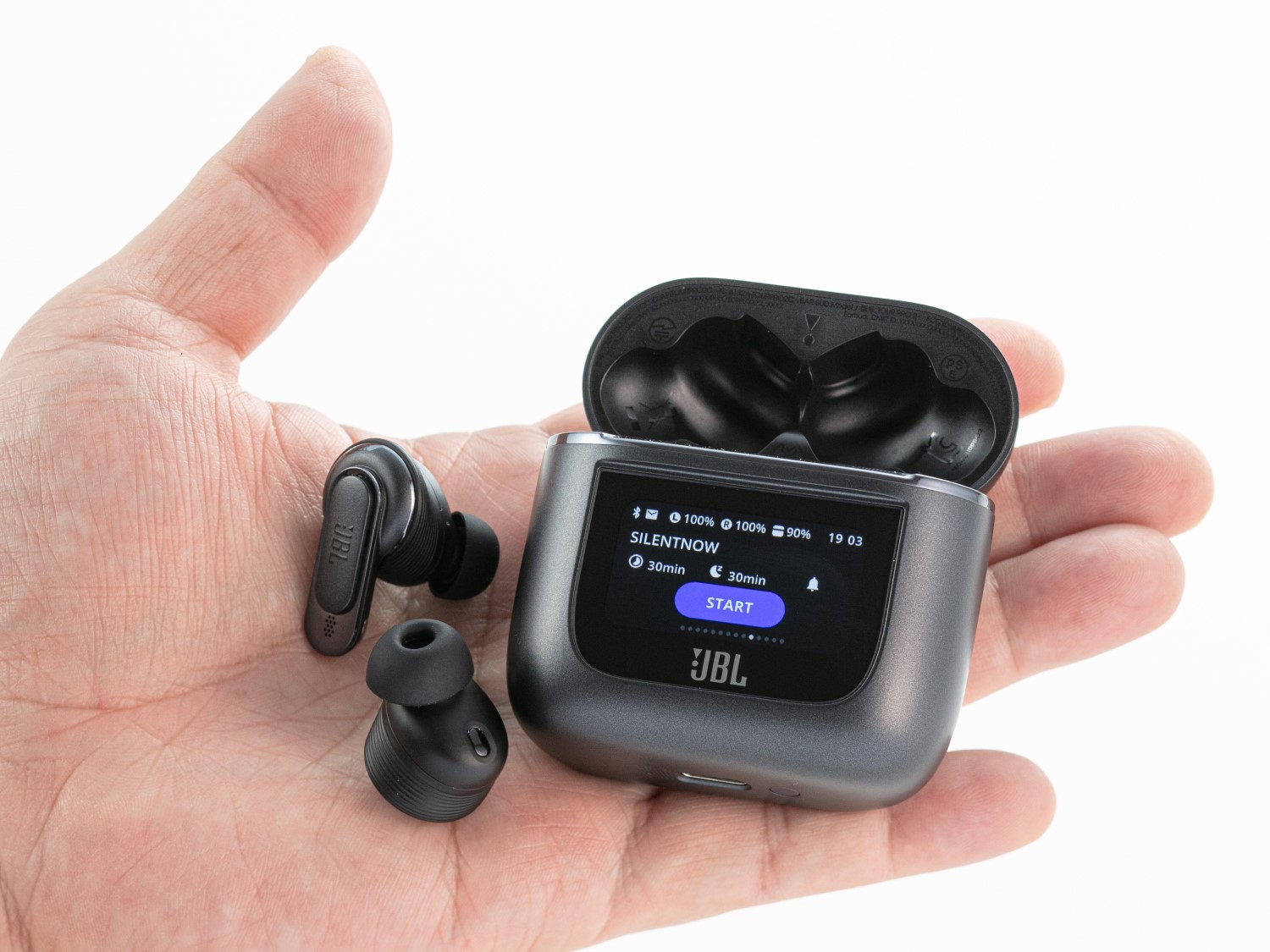 充電ケースで操作できるイヤホン「JBL TOUR PRO 2」、意外に便利だった