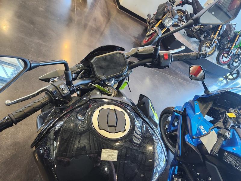 2024 Kawasaki Z900 ABS Metallic Spark Black/Metallic Matte Dark