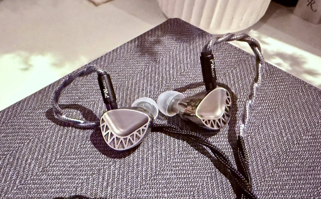 Unique Melody Maven II Crescent | Headphone Reviews and Discussion