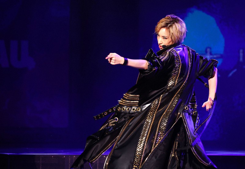 宝塚前花組トップ・柚香光さん、退団後初コンサート開幕 華麗な踊り