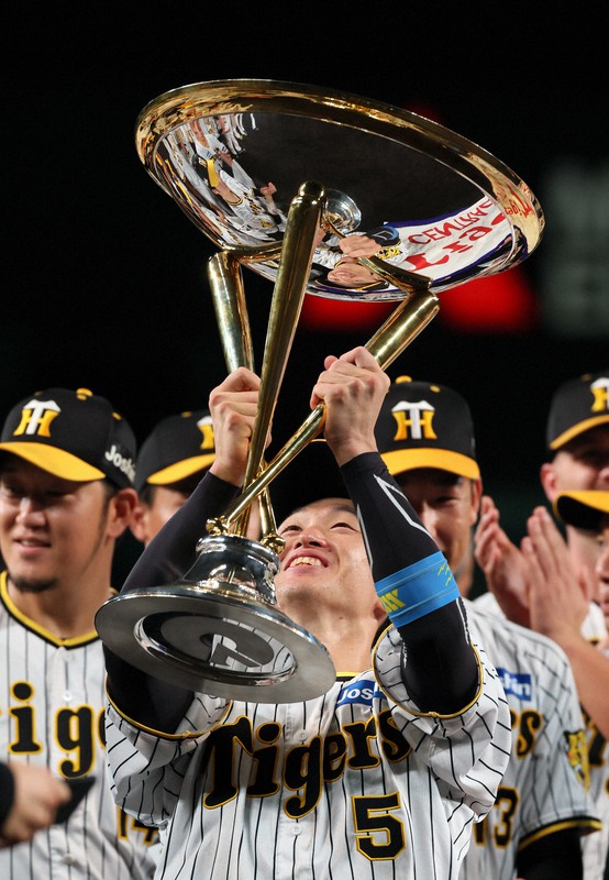 阪神タイガース 18年ぶりのリーグ優勝 岡田彰布監督歓喜の胴上げ [写真