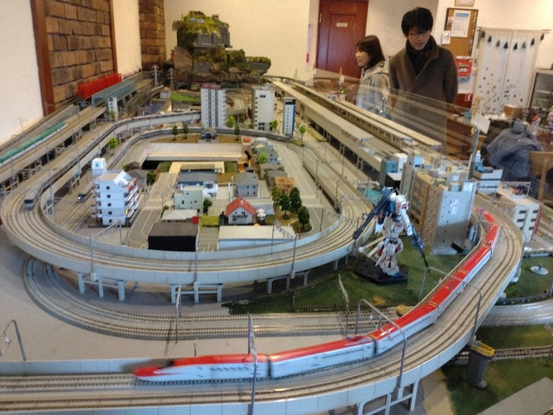 ジオラマが導く夢の旅 神戸のカフェ、全国から鉄道ファン来店 | 毎日新聞