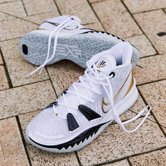 ナイキ カイリー5 マンバ メンタリティ【5/4発売】 | スニーカーダンク