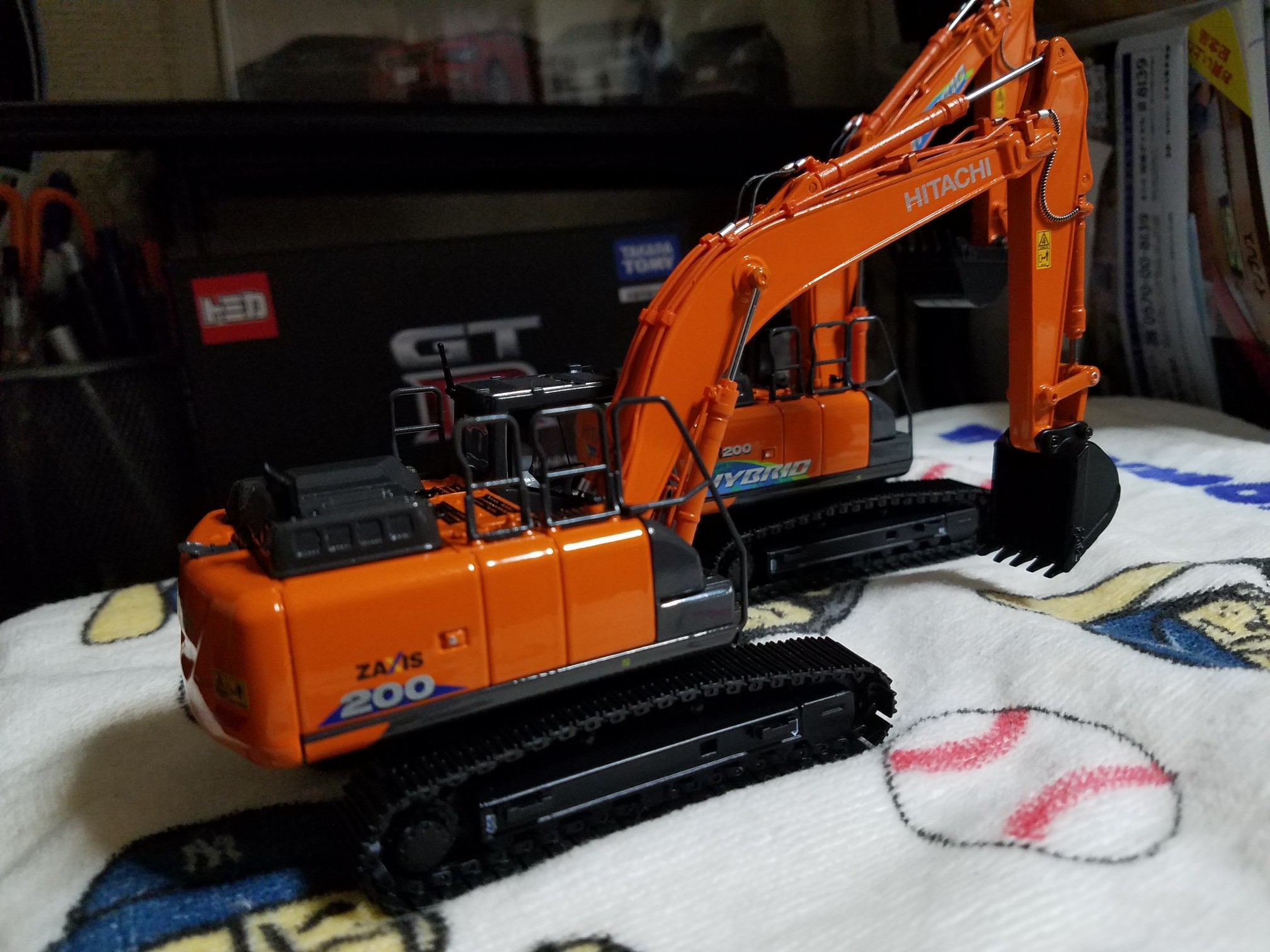 ミニカーレビュー ~1/50 日立建機ZAXIS200-6&ZH200-6編~｜よもぎむしの