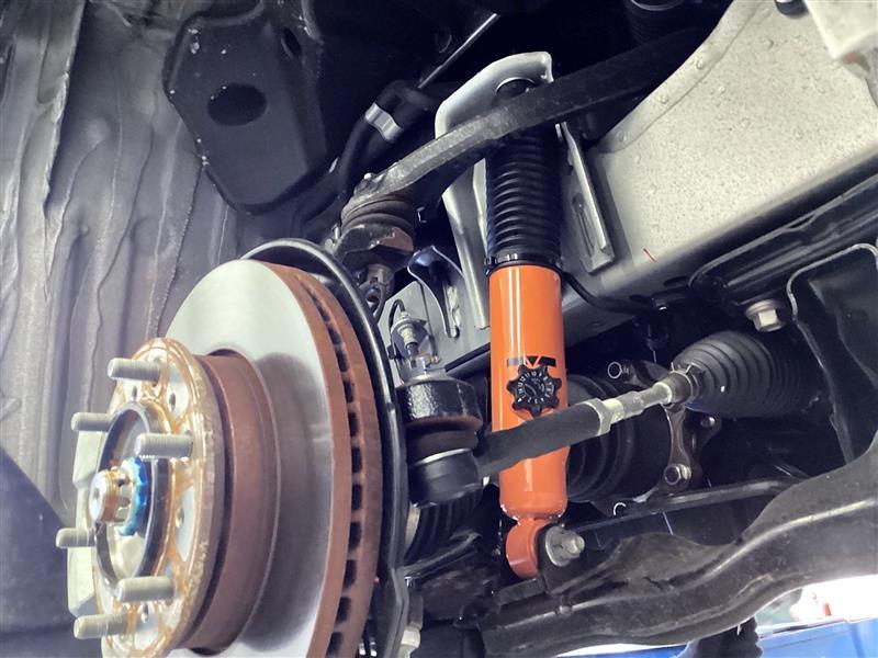 硬い突き上げ感やフワフワとした乗り心地改善のため、“ユーアイ