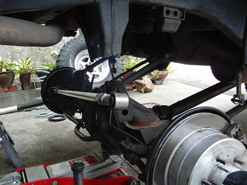 コイルスペーサー取り付け（トヨタ ランドクルーザー80・80系）by 大阪