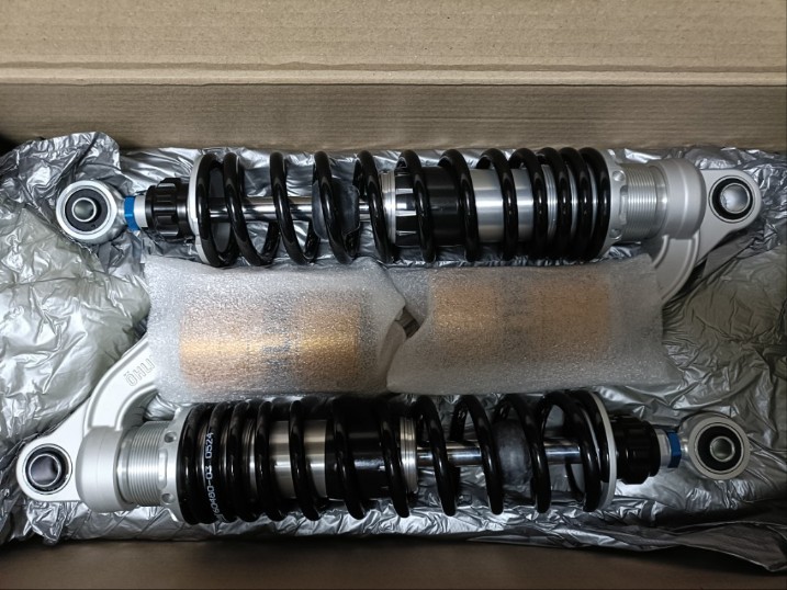 リアサスペンション交換(オーリンズレジェンドツインKA132)（カワサキ