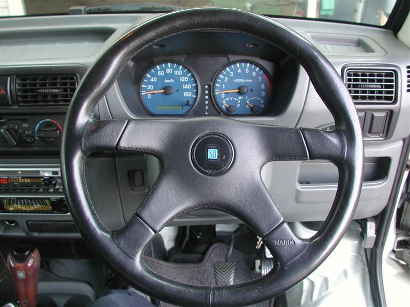 Z5 マホガニーウッド NARDI(ナルディ)のステアリングの口コミ・パーツ