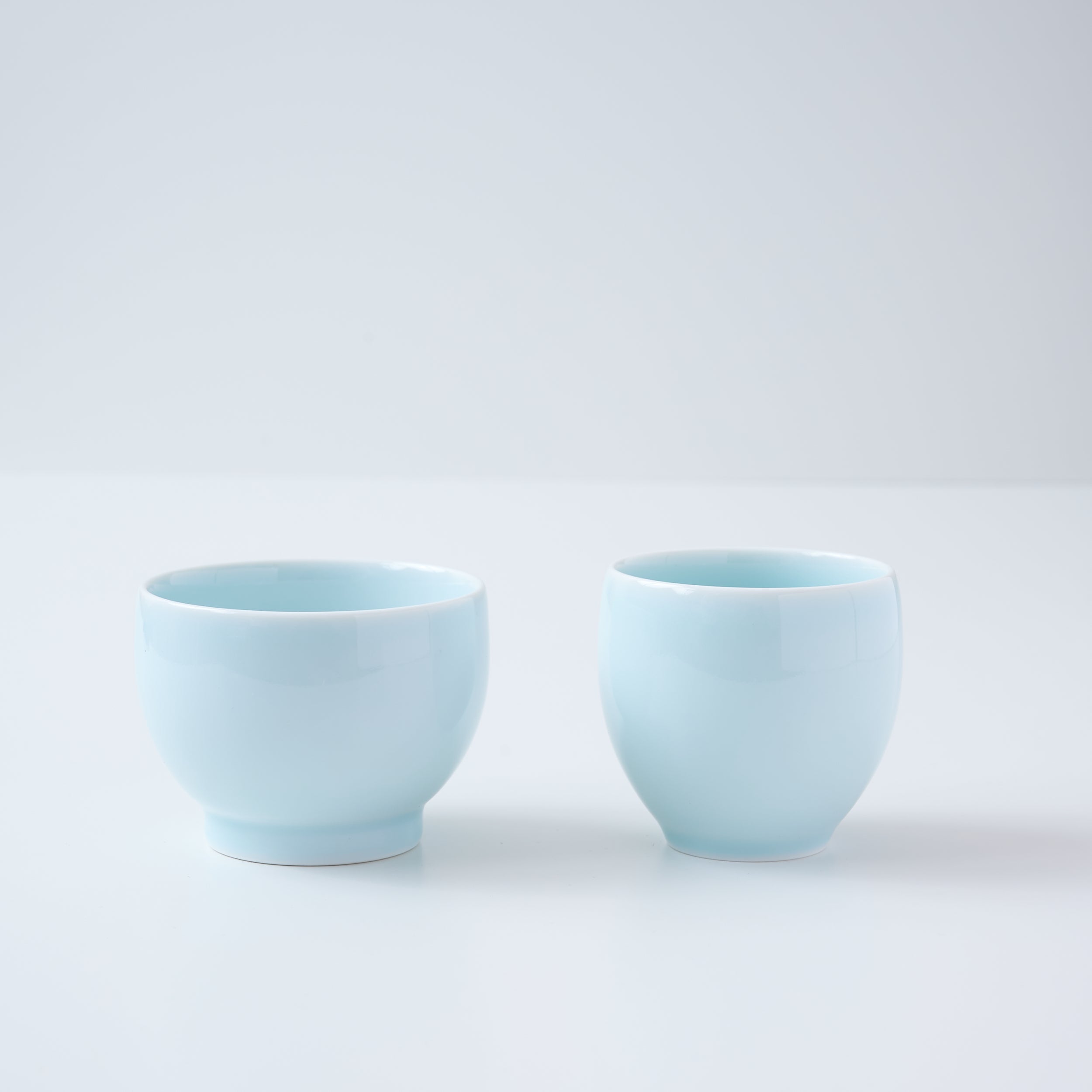 白山陶器「茶和」煎茶碗 白磁｜左手にもしっくり湯呑み｜左ききの道具