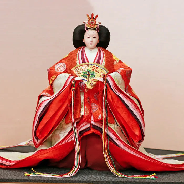 遊びに来た人にも自慢できる。立ち雛人形が鮮やかで良い見栄え【ちり雛