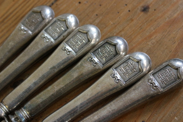 6本あり！イニシャルのエンボスがかっこいいシルバー製バターナイフ