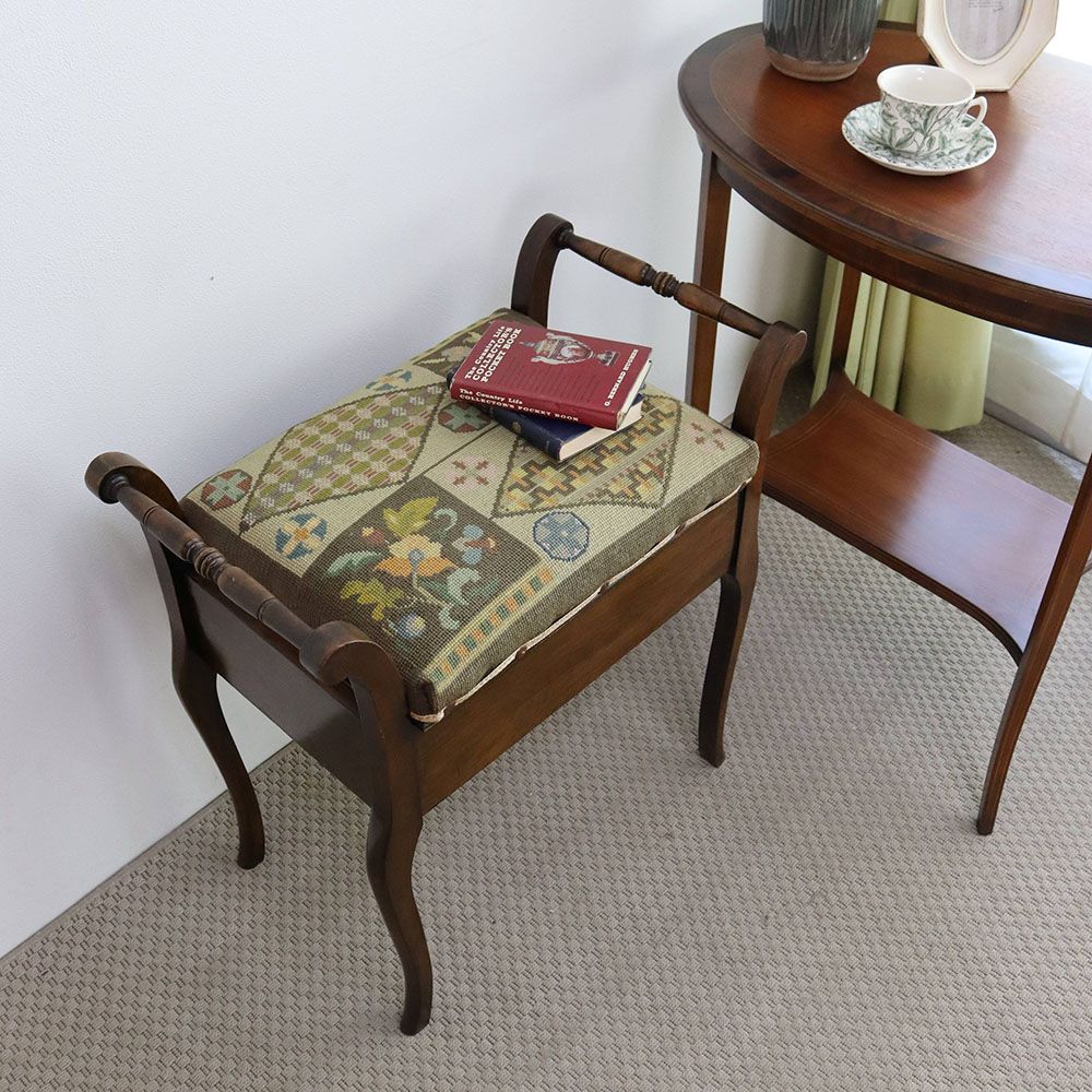 オシャレな刺繍の座面です♪ ピアノスツール VC109-121 – アンティーク
