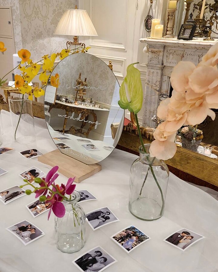 ウエルカム装飾】小瓶×お花をランダムにあしらう最旬装花SNAP｜ゼクシィ