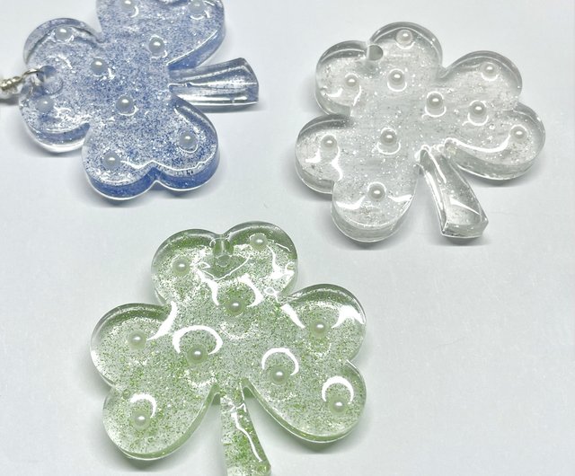 韓国 キラキラ輝く三つ葉のクローバー 幸せ レジン 太め キーホルダー