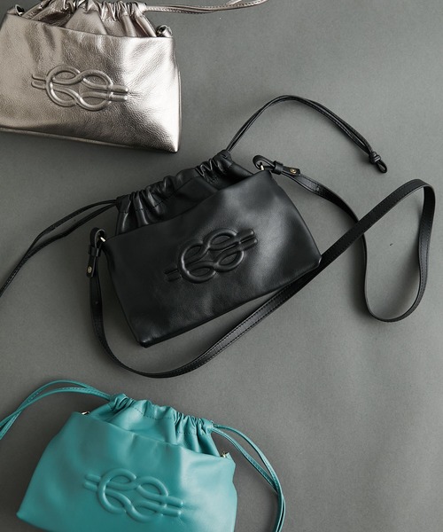 ear PAPILLONNER（イアパピヨネ）の「《牛革》エンボスミニ巾着