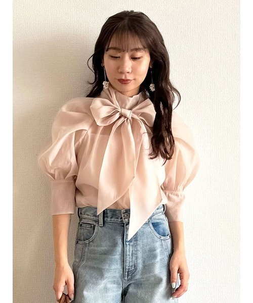 LILY BROWN（リリーブラウン）の「ラグランオーガンザボウタイブラウス