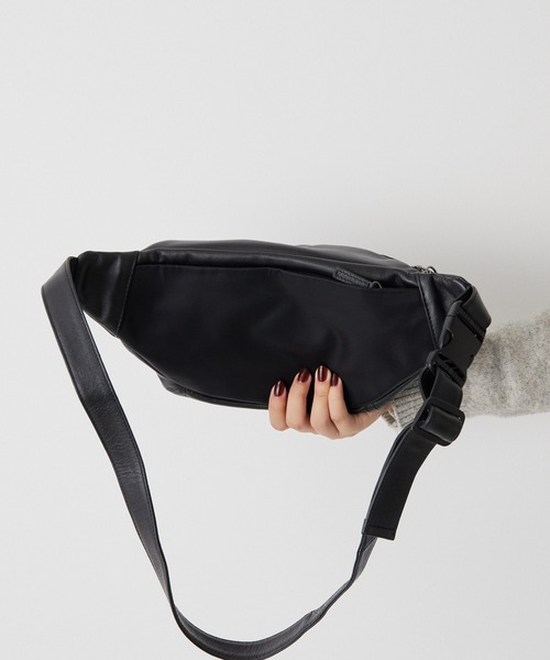 ear PAPILLONNER（イアパピヨネ）の「《牛革》ボディバッグ/ウエスト