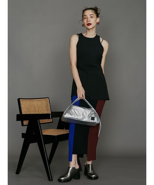 UN3D.（アンスリード）の「PADDED TRIANGLE MINI BAG / パデッド