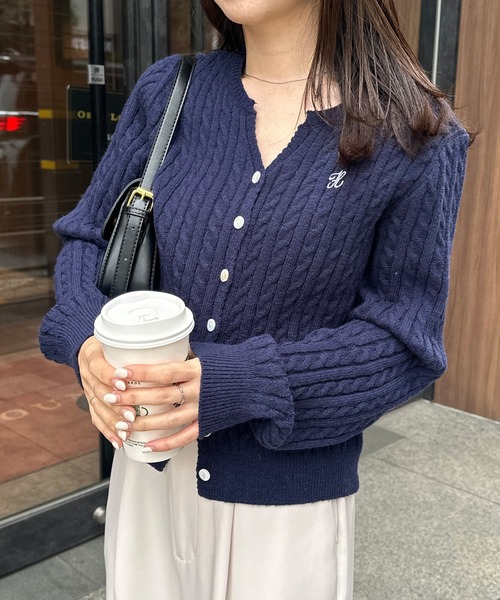 セール】ワンポイント刺繍キーネックケーブルニットカーディガン