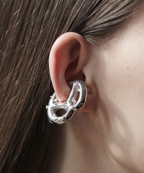 D'heygere（ディヘラ）の「Pretzel Ear Cuff（イヤーカフ）」 - WEAR