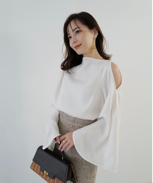 anuans（アニュアンス）の「アシメネックサテンブラウス（シャツ