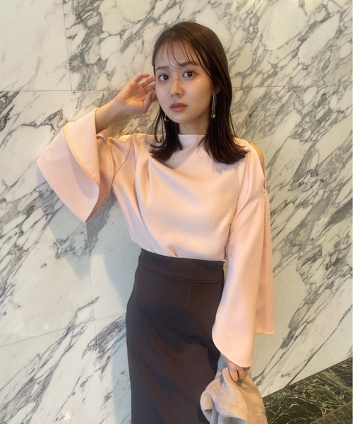 anuans（アニュアンス）の「アシメネックサテンブラウス（シャツ