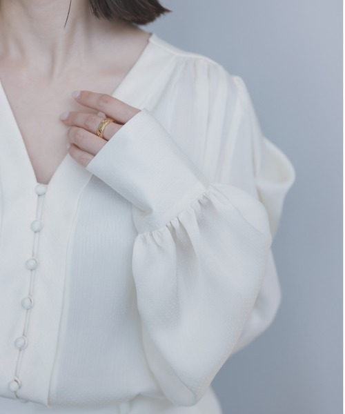 anuans（アニュアンス）の「フォルムスリーブタイブラウス（シャツ