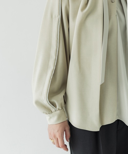 UNITED TOKYO（ユナイテッドトウキョウ）の「タックボリュームブラウス