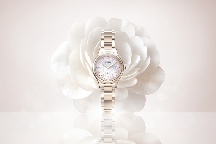 シチズン クロスシー』 満開のカメリアを白蝶貝文字板に表現した限定