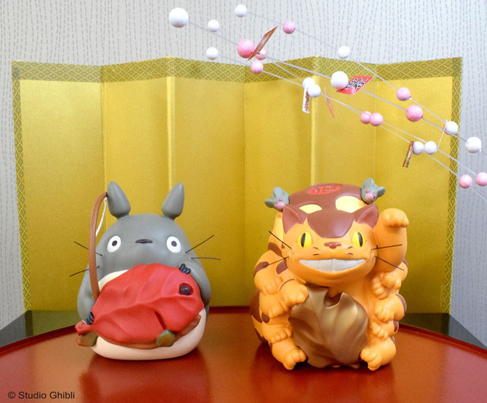 お正月にぴったりなトトロとネコバスの「めでたいお飾り」発売