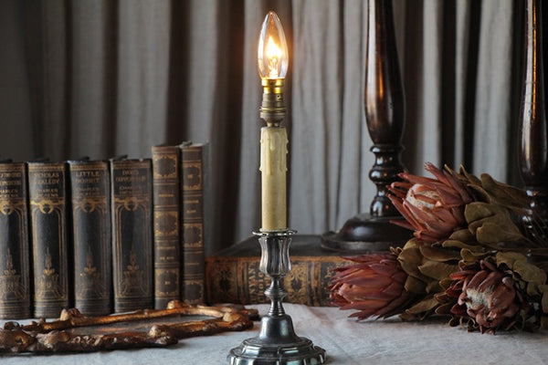 エレガントな美しさが魅力のキャンドル型スタンドライト フランス