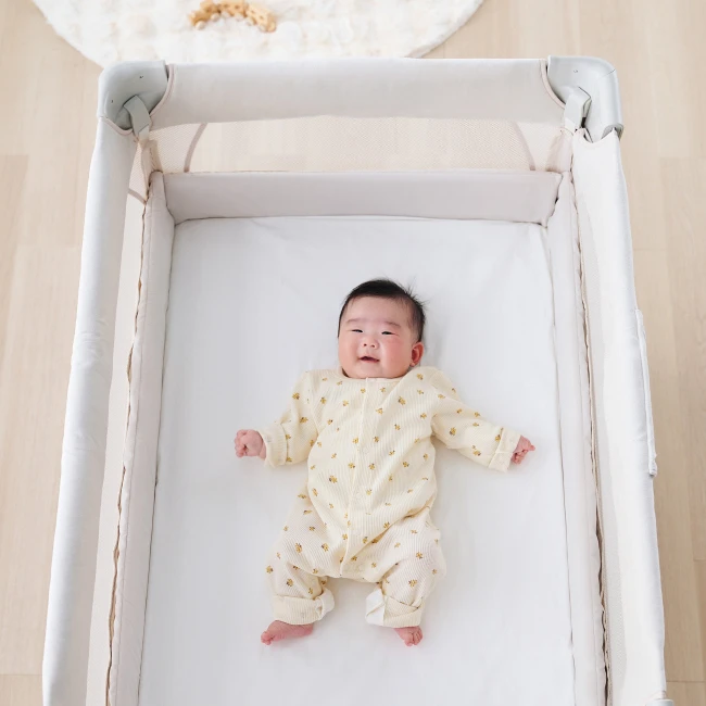コンパクトにたためるベビーベッド「ココネルエアーリュクス