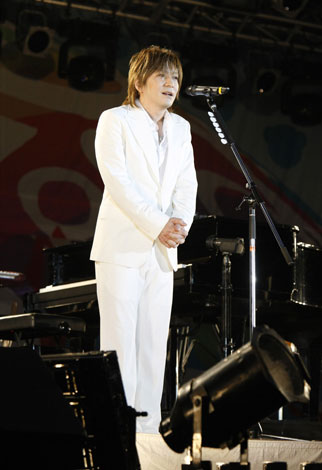 白スーツで“原点回帰”小室哲哉が音楽活動再開！ TRFのパフォーマンスに