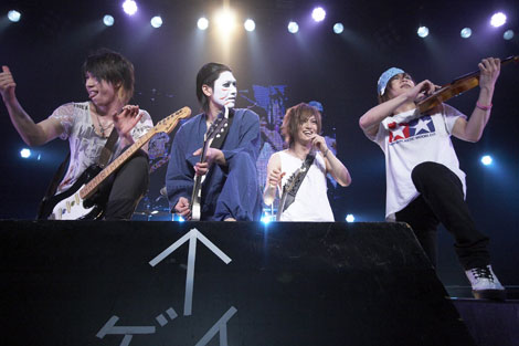 ゴールデンボンバーが歌うCM曲「眠たくて」 反響受け“完全版”のCD化が