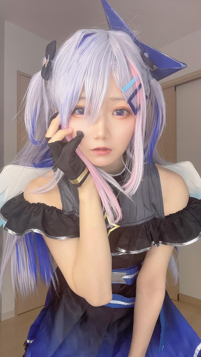 コスプレイヤーマリルリ『ホロライブ』天音かなた、自作の翼と髪飾りで
